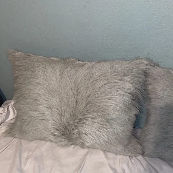 Like new luxury Cloud9 design down 100% dyed lamb fur Pillow Set Accent Pillows